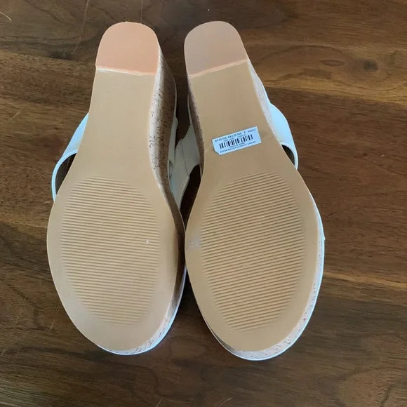 😘💕🌟HP🌟💕🥰Torrid wedge sandal - Picture 3 of 4